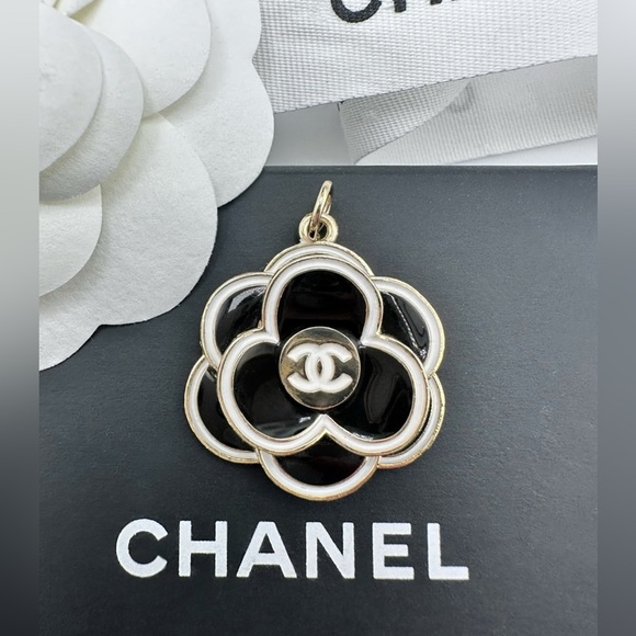 AUTHENTIC CHANEL BLACK CAMELIA FLOWER CC GOLD TONE ZIPPER PULL PENDANT - Picture 6 of 7